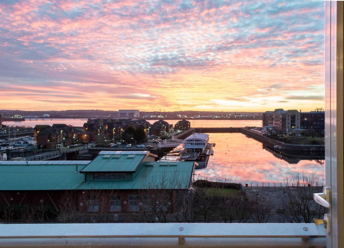 Stunning Mersey View Flat W Parking In Liverpool Dış mekan fotoğraf